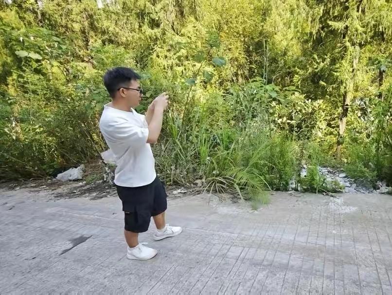看到重庆彭水网格员龚宝冬的遗体终于被找到了，虽然只看到他的一只胳膊，我心里难过极