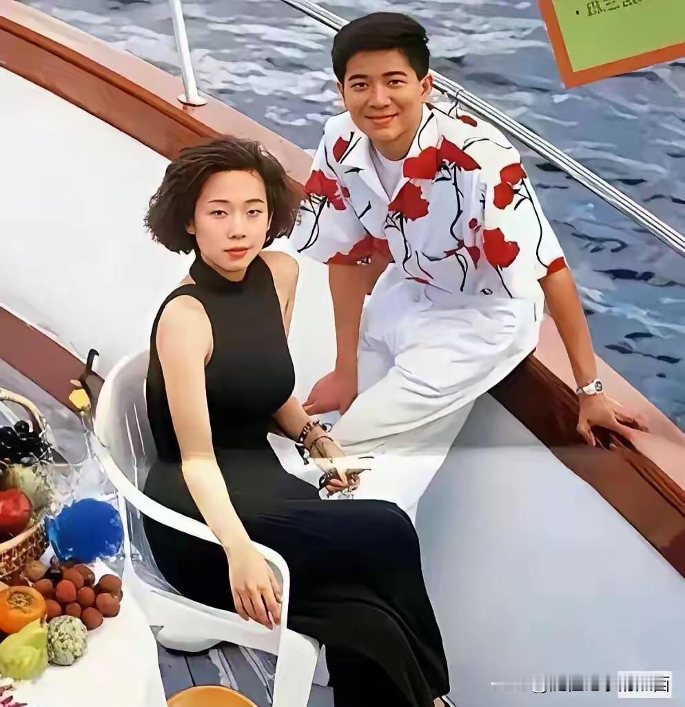 90年代两位明星在邮轮上的留影，男的大部份人都能认出来是歌手陈百强，皮肤有点黑，