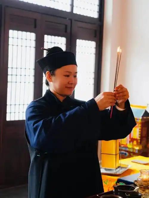 上香为啥要上三炷呢？这里面门道可多了。早在佛教传入、道教成型之前