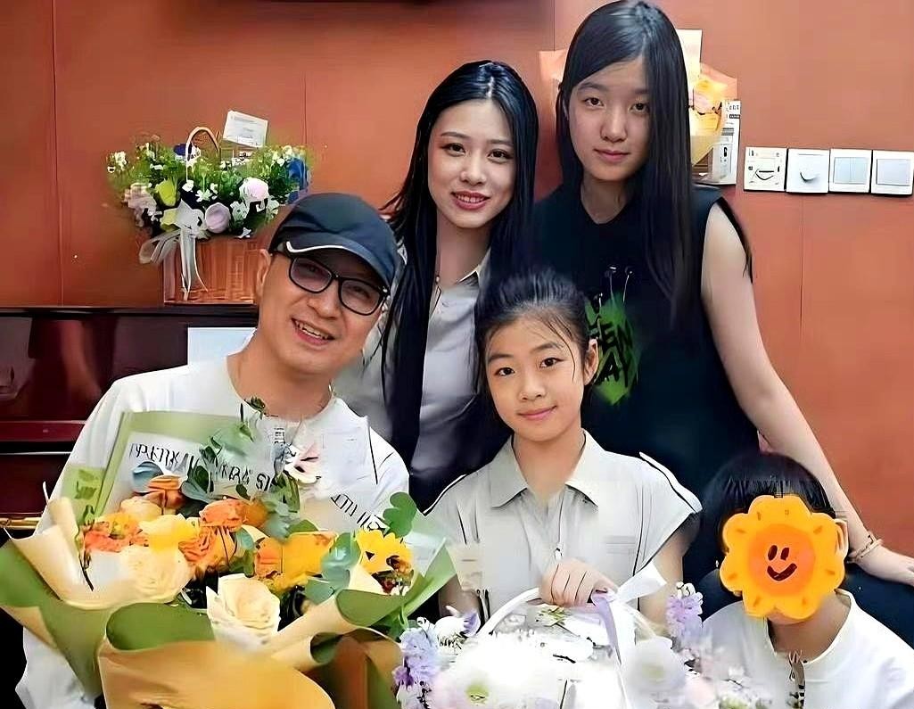 换成普通人连前妻的电话都不想接，汪峰居然能把三个妈生的四个娃全拢到一张沙发上。光是看这张同框照，就知