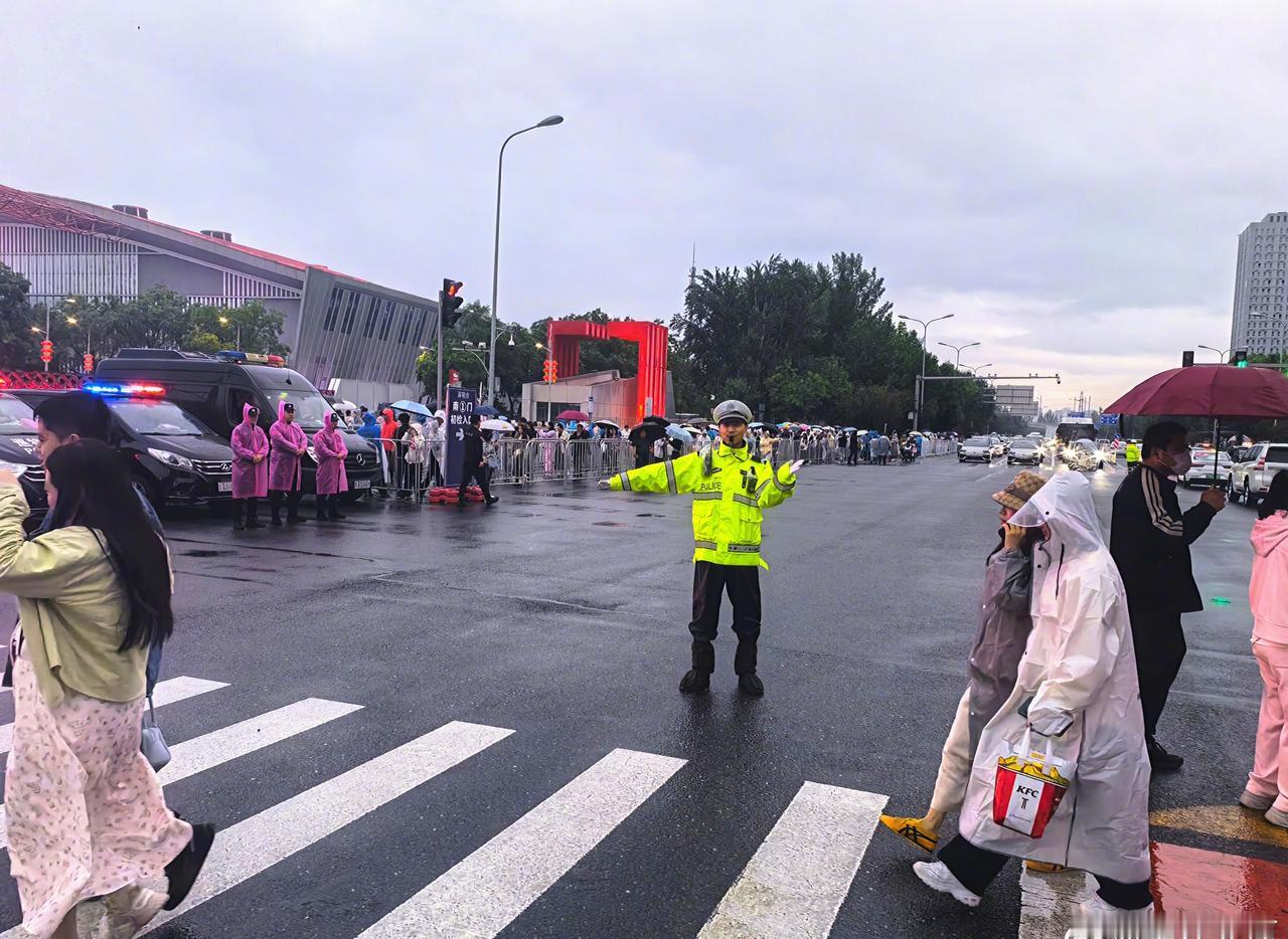【大雨袭龙城！太原交警逆风坚守护平安】5月17日，太原城区大雨倾泻，雨水笼罩全城