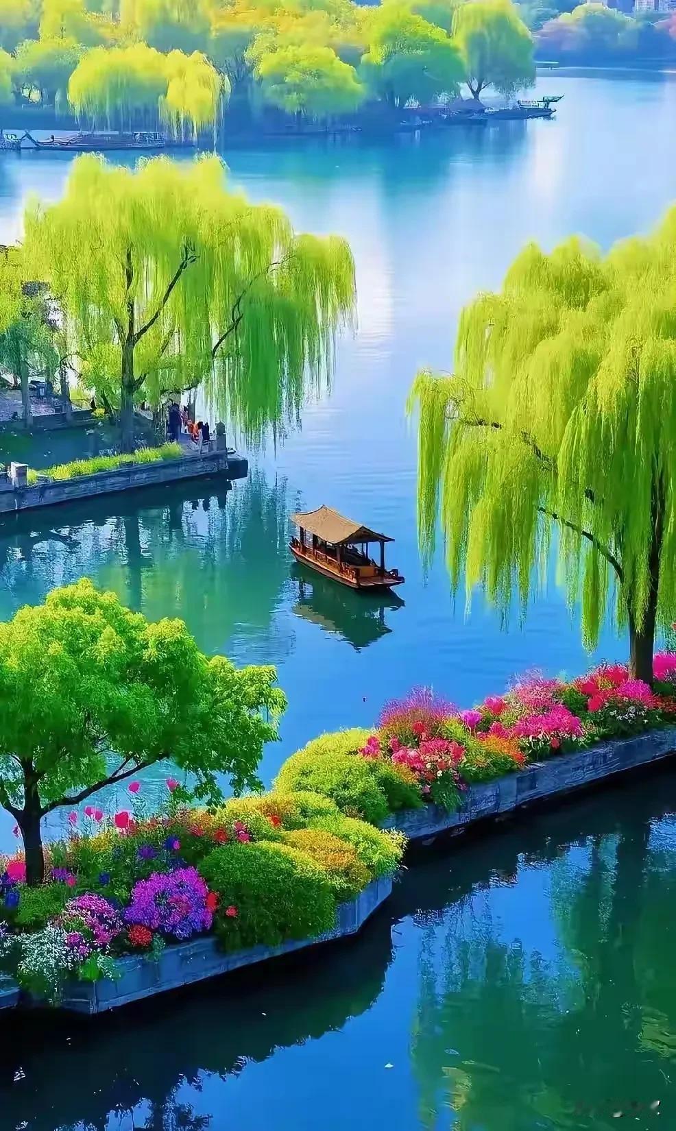 上联:秋暮枫悲冬踏至下联:春初柳喜夏临归横批:四时皆宜