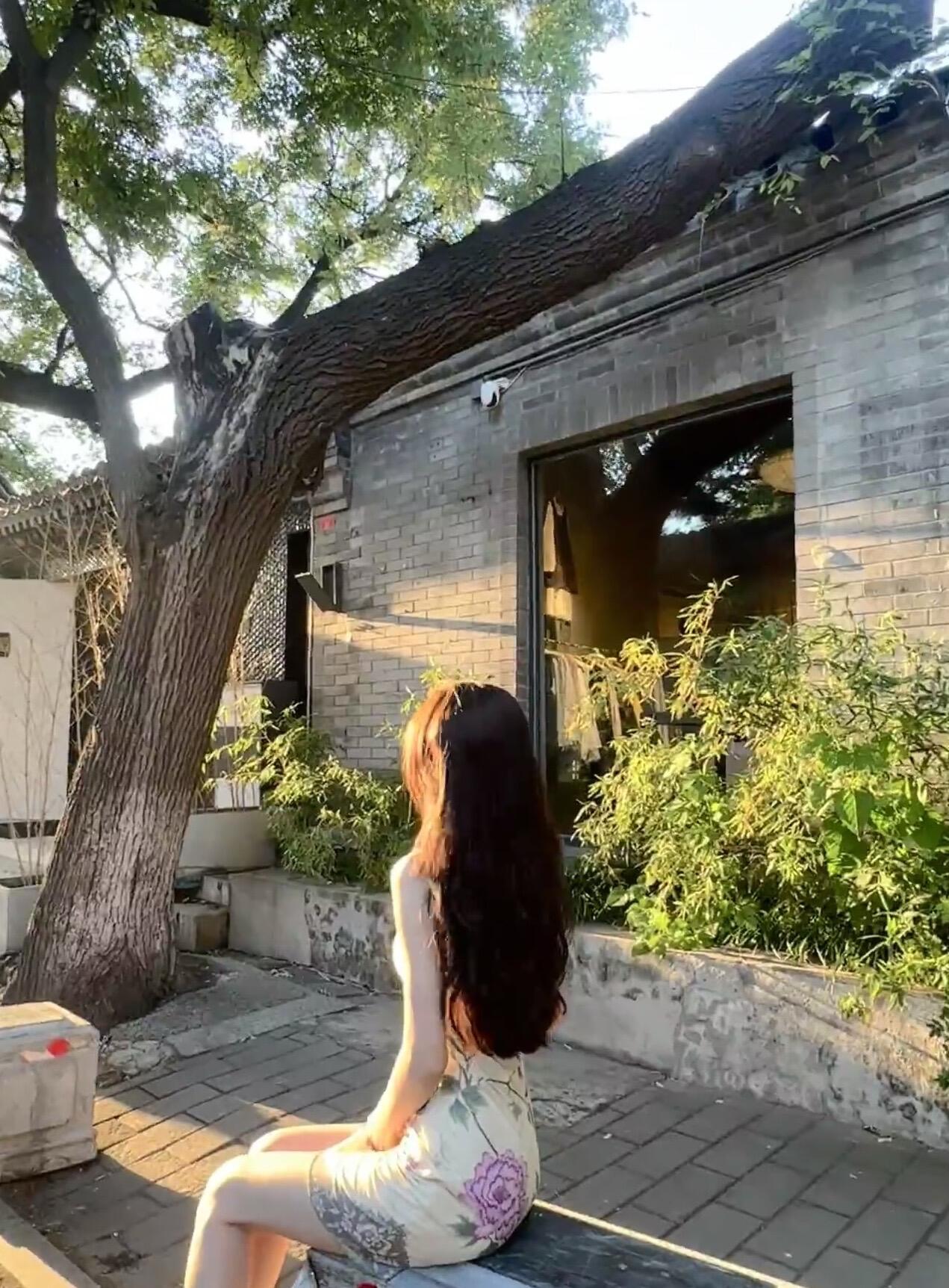 男人这辈子，千万别碰别人的老婆，​碰了别人老婆，就是给自己挖坑。你以
