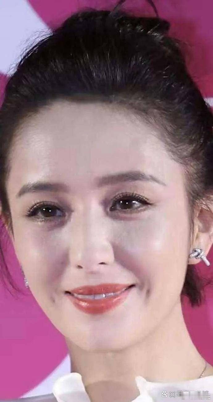 佟丽娅生图状态特别好，五官立体面部折叠度高，简直无敌了