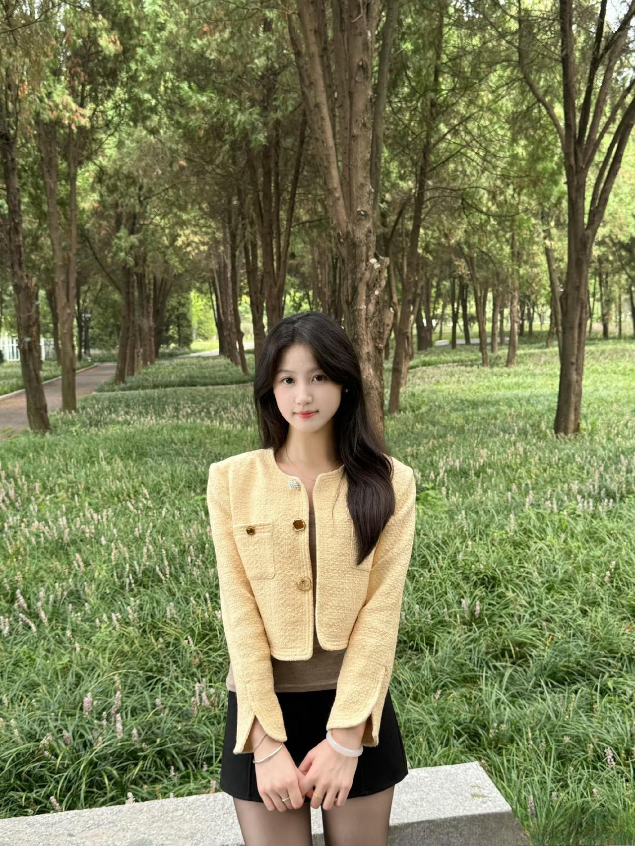 这套穿搭是温柔优雅的“小香风+轻甜”组合，很适配户外休闲场景：-上衣选了