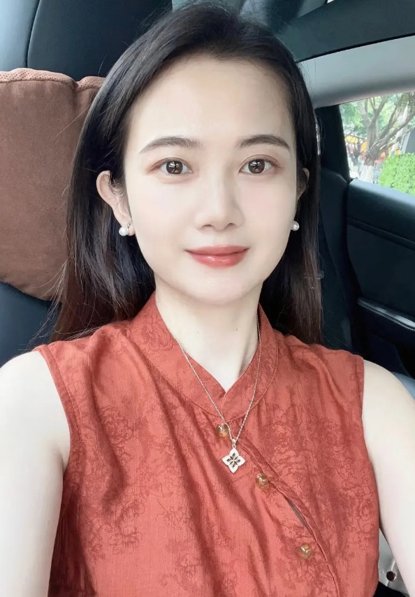 笑死了！36岁的男同事去相亲对方是一个32岁的女人两人在咖啡店聊了一个小时