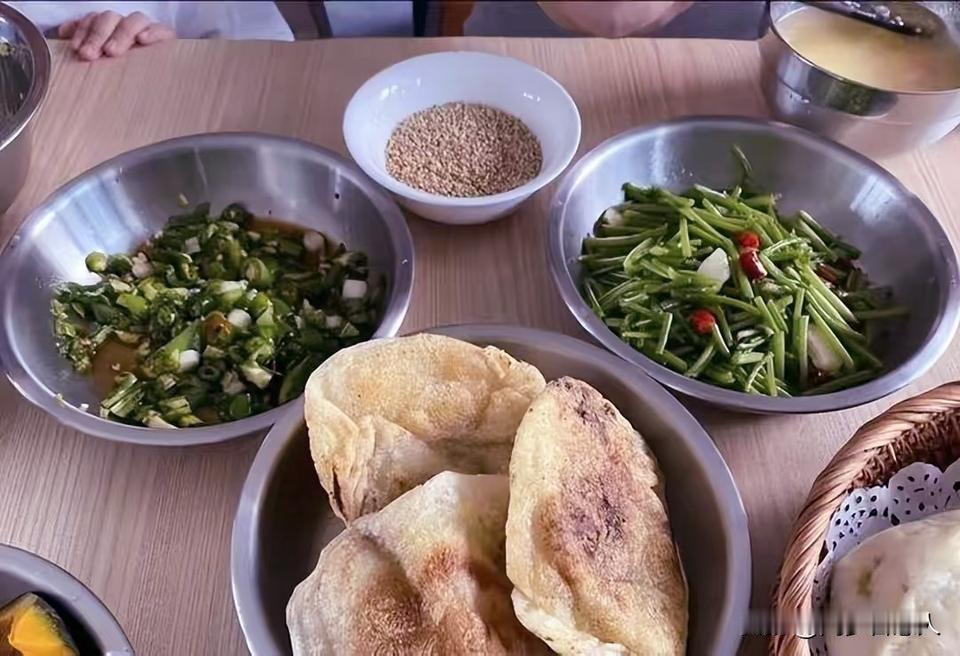 河南网友晒婆婆做的早餐，被众多网友吐槽，有人说像“狗食盆子”，看着就没有食欲，要