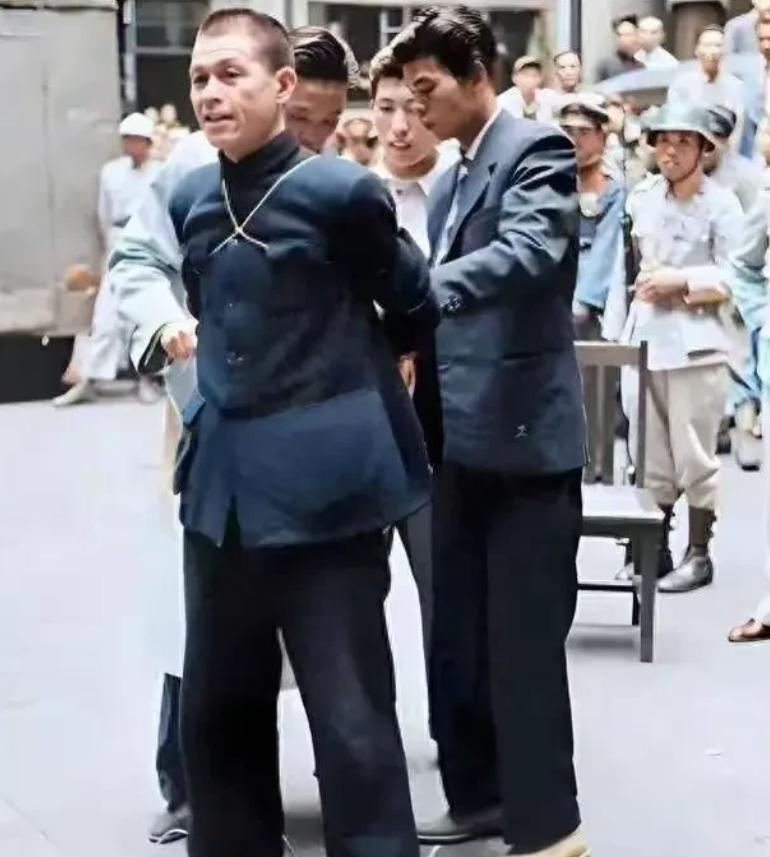 这是红15军军长陈治平被枪决的留影，这并非演员扮演的，而是货真价实的历史珍品，容