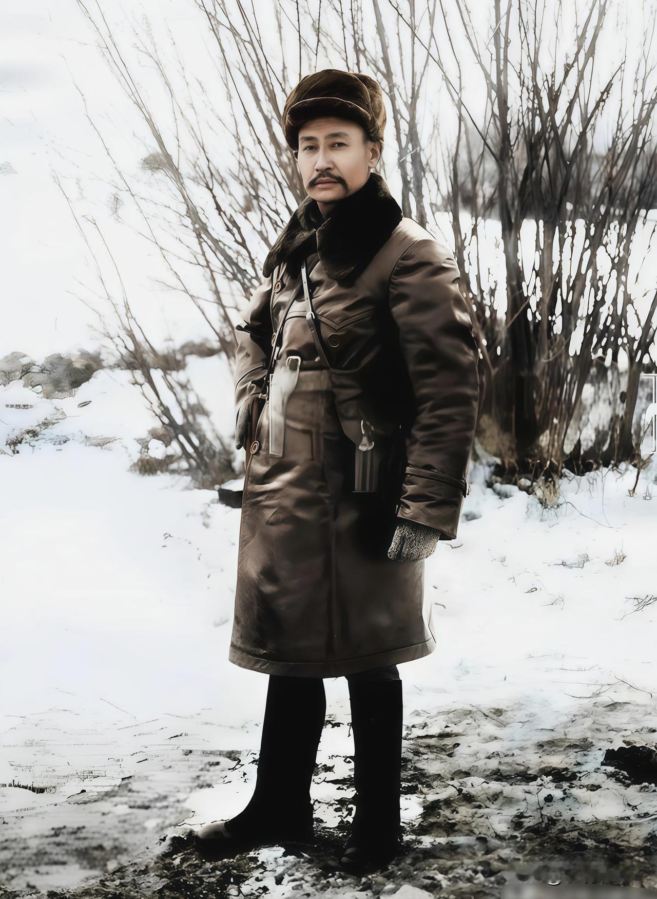 这便是马占山的真实模样，这并非演戏，也绝不是影视剧中的演员，而是他当年站在雪地上