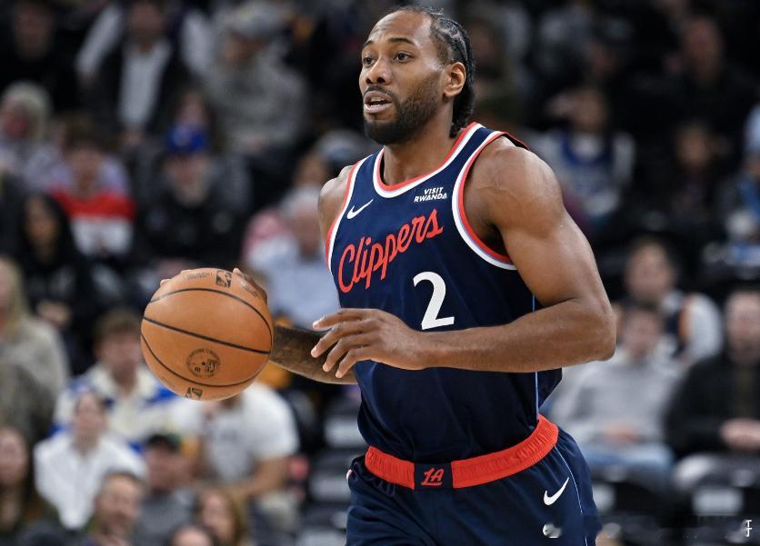 快船明日客场挑战掘金，快船球星伦纳德的状态目前为出战成疑。据悉，伦纳德因左侧膝盖