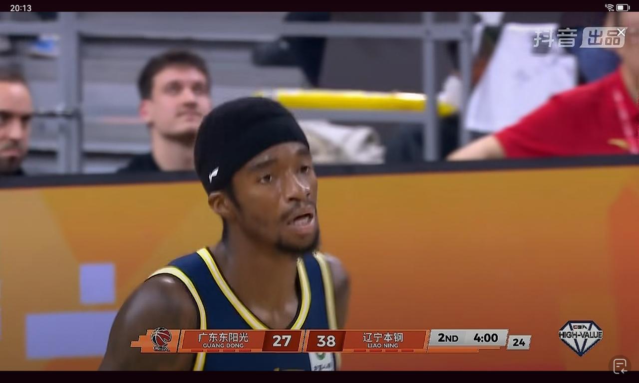 杜锋摊手没用，萨姆纳成为遮羞布，裁判作妖怪三分球太差广东队上半场35:49落