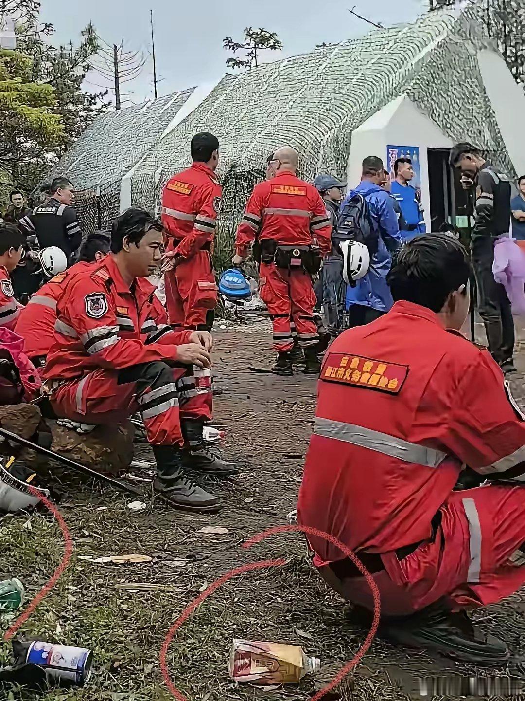 这就是福建失踪小男孩的妈妈，看的出来她已经很疲惫了。双眼无神，头发油腻，蜷缩在一