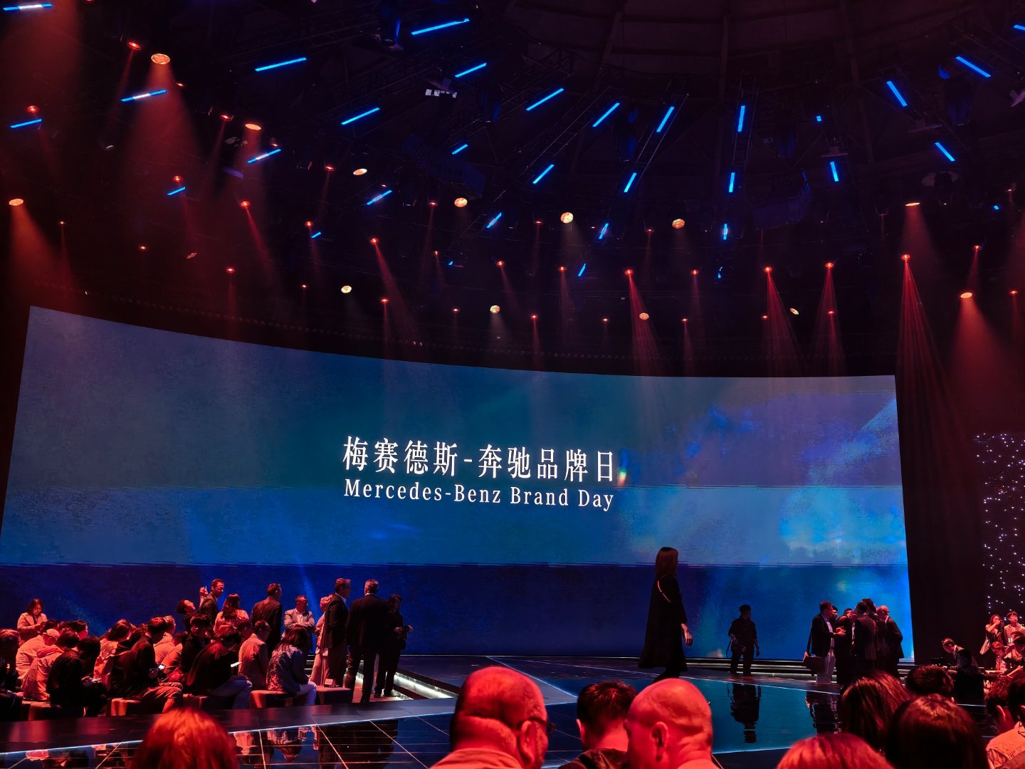 奔驰140年，然后1点40开始发布会…奔驰140年北京·北京798艺术区