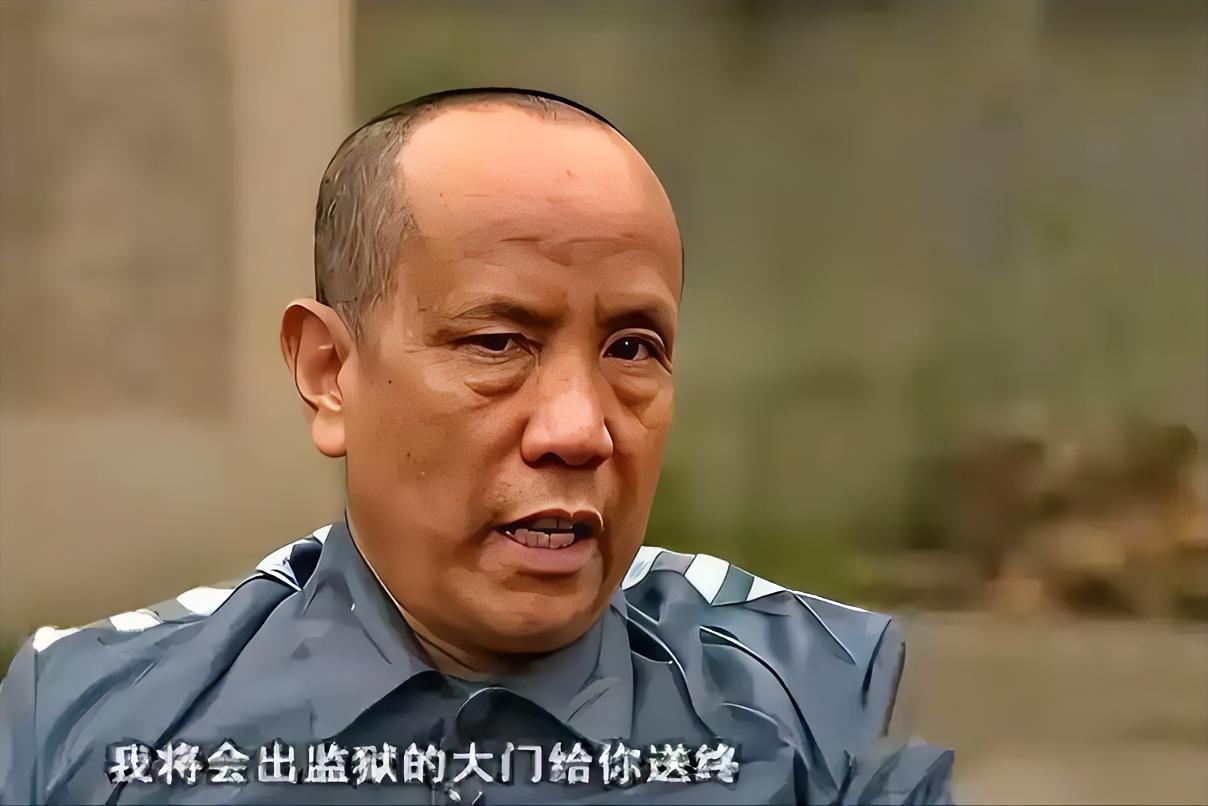 1988年，罪犯王金全趁狱警转身的空隙，一头钻进监区厕所的大便槽。从粪便槽内一寸