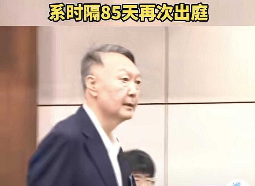 尹锡悦让外界看到自己满头白发，身体暴瘦，回答问题时有气无力，这都是做给外人看的，
