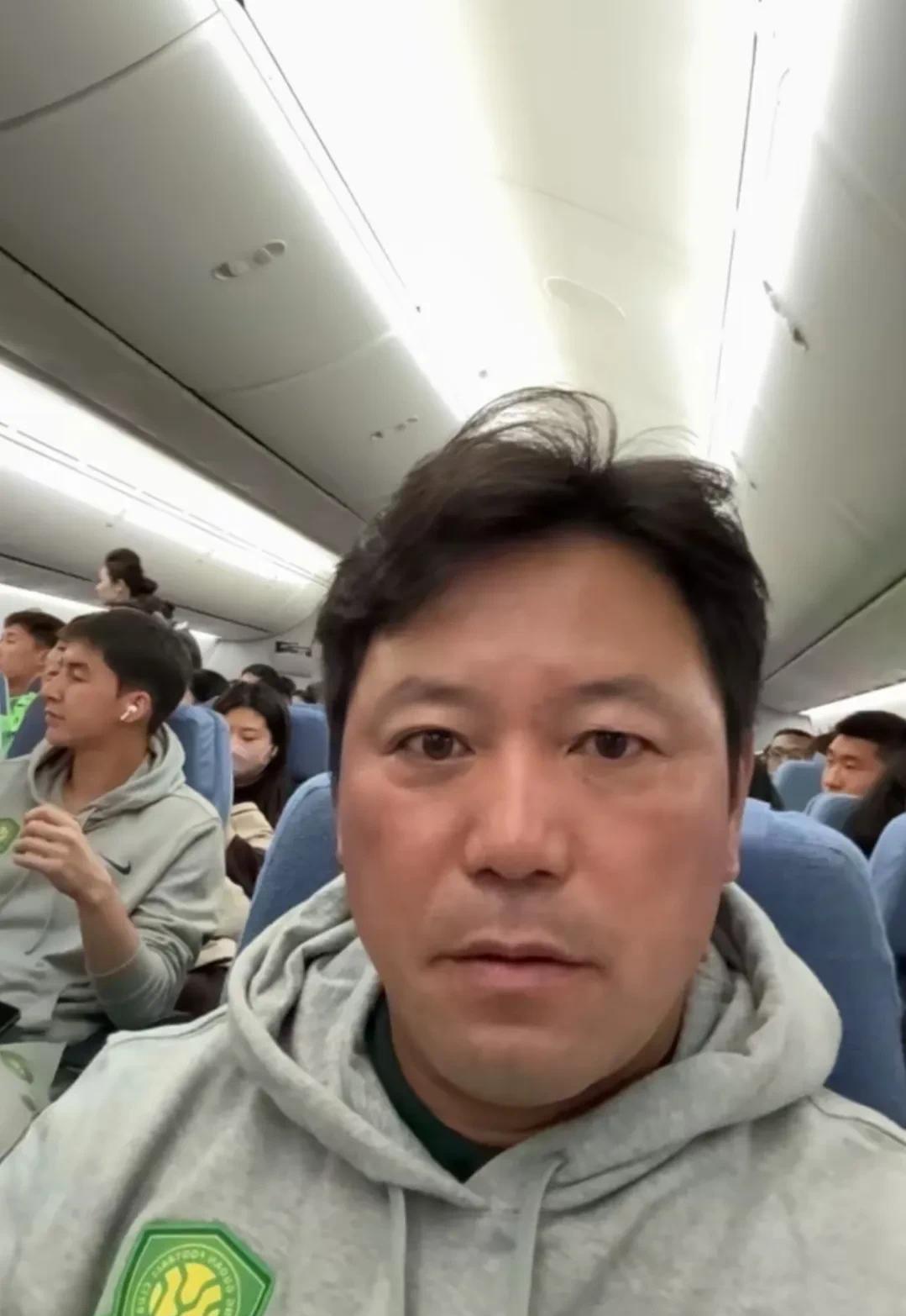 主教练被处罚！全队经济舱远征澳大利亚，北京国安俱乐部管理层有点说不过去了！主教练