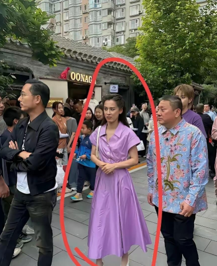 这居然是黄圣依，到底是哪里变了，原来多好看，眉清目秀的，算不上顶级美女，但也是小