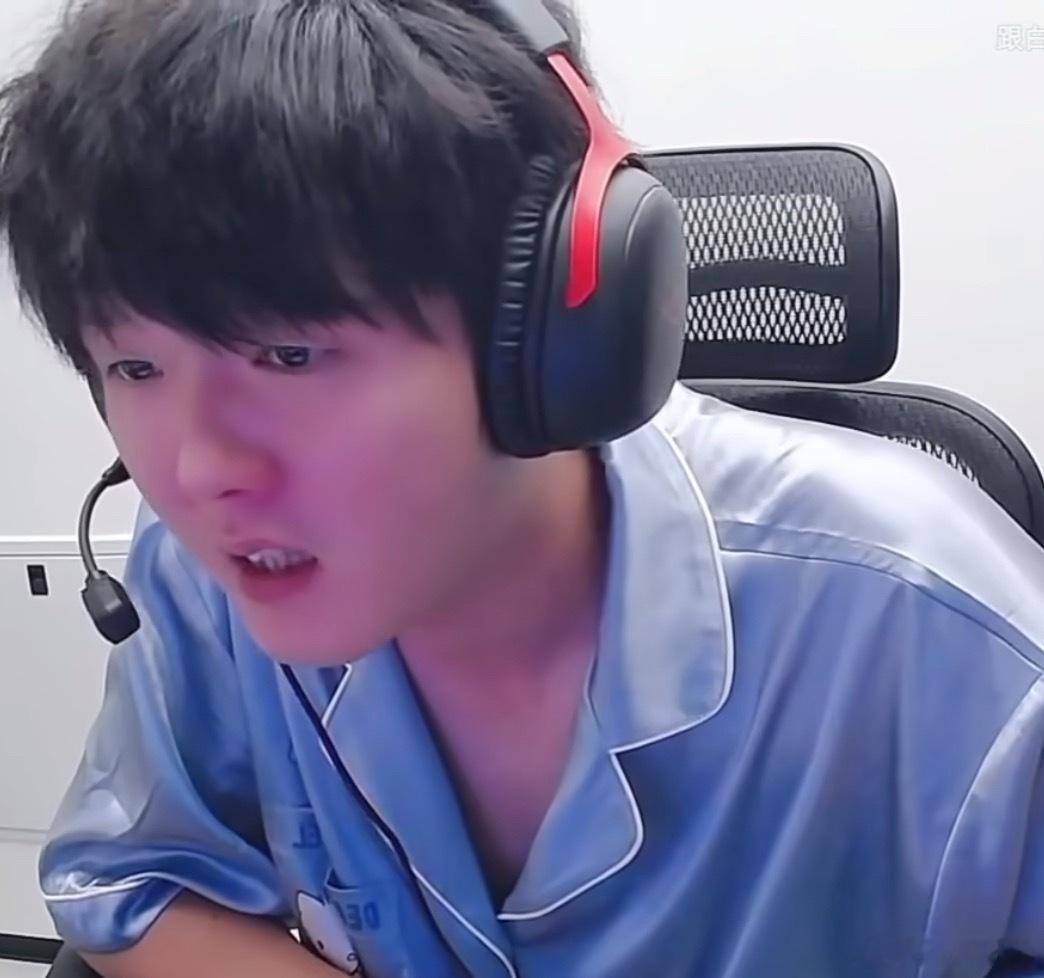 石页：撸区本身就不团结，撸区的主播这个怕那个蹭，那个怕这个蹭的，还各自有节奏。刀