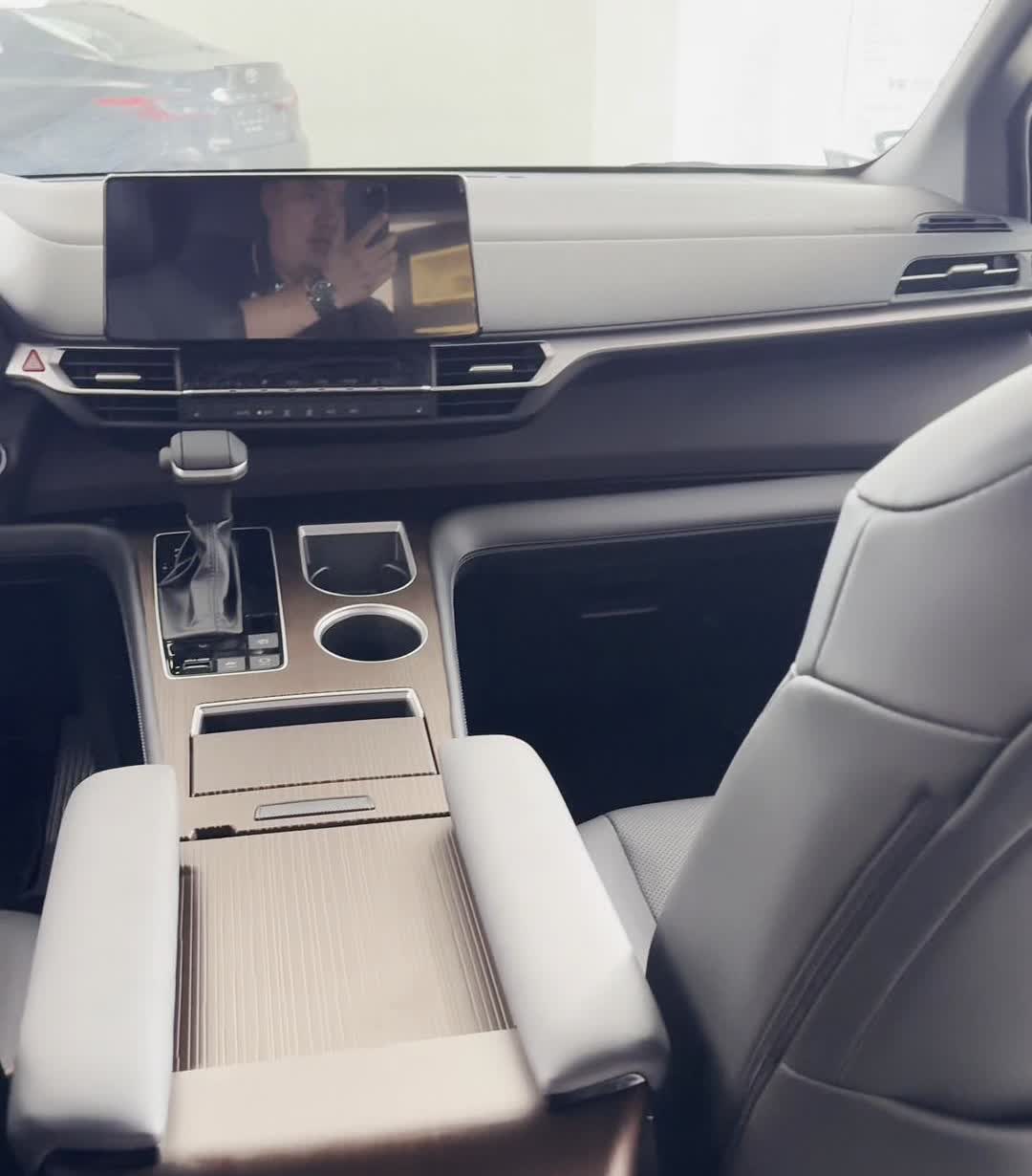 2025款赛那九月份到店。丰田赛那的四驱豪华版，看一下我个人认为比较实用的两