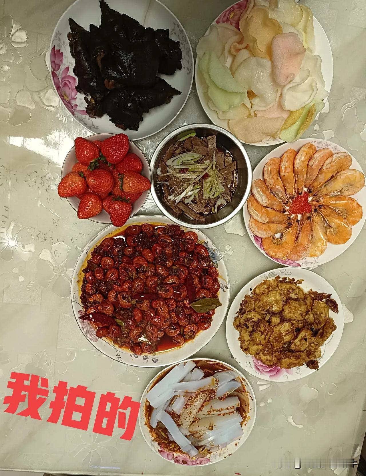 十年啦，今年媳妇终于在大年三十在家里吃了一次年夜饭啊！媳妇在医院上班，每年大年