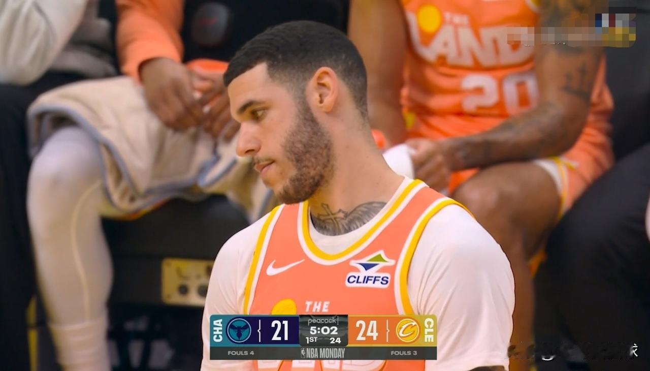 骑士大将朗佐-鲍尔真是太会传球了！在今天骑士主场以139：132力克黄蜂的比赛中