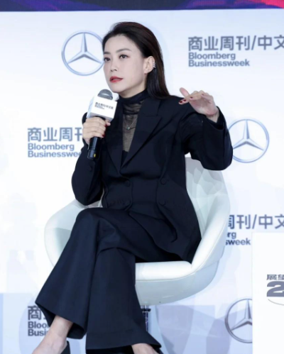 霍汶希护谢霆锋三十年张柏芝成例外，回看谢霆锋多年的舆论风波，不少网友发现一个耐人寻味的现象：霍汶希对