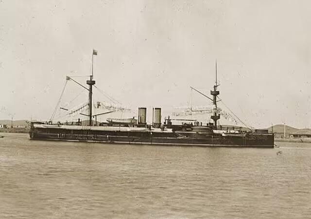 1894年9月17日的黄海大东沟海战有一个耐人寻味的特点：北洋水师在200毫米以