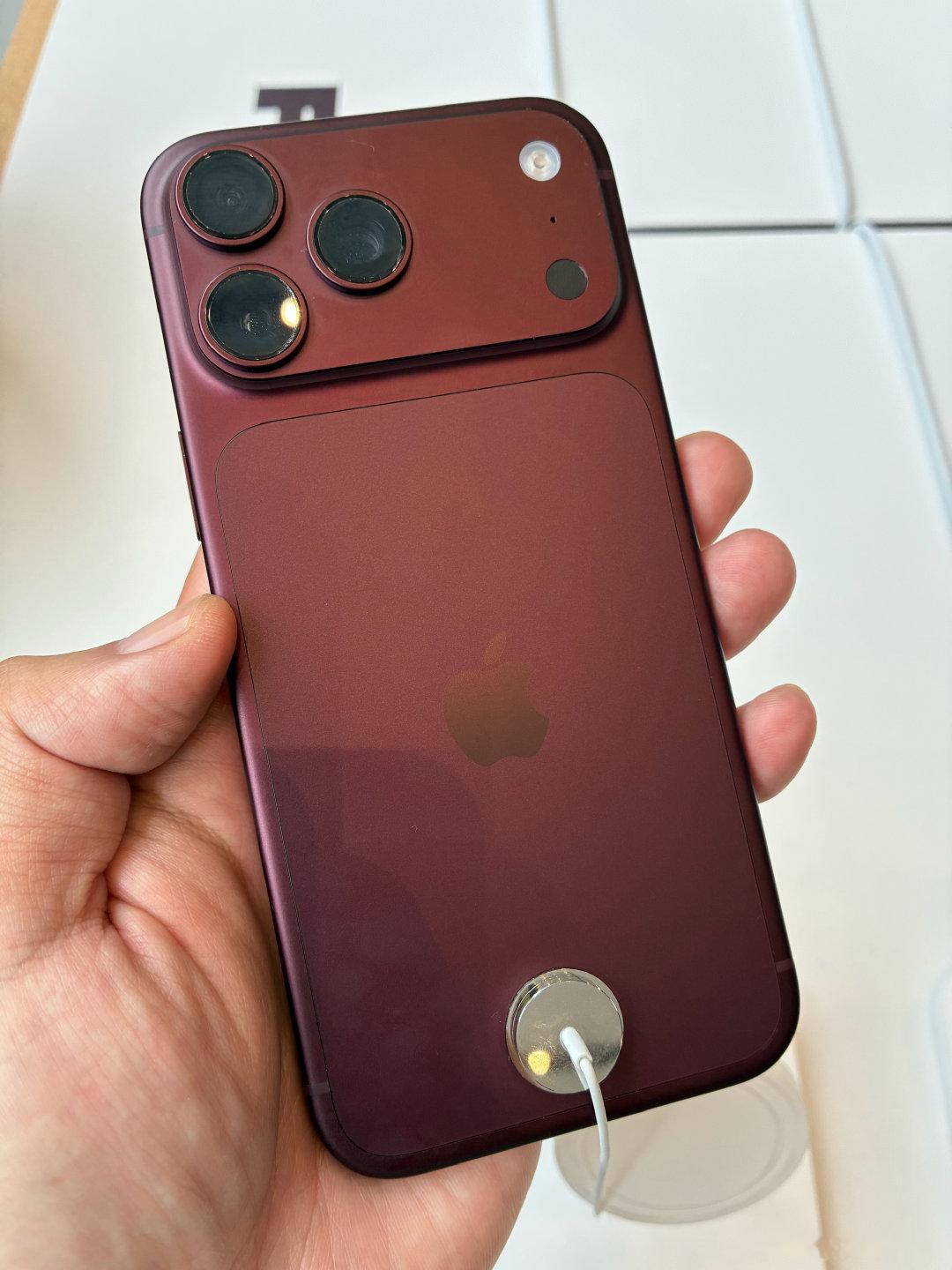 iPhone18ProMax四款真机实拍，最受追捧的是勃艮第红和冰川蓝，但是红色和黑色留指纹特别明显