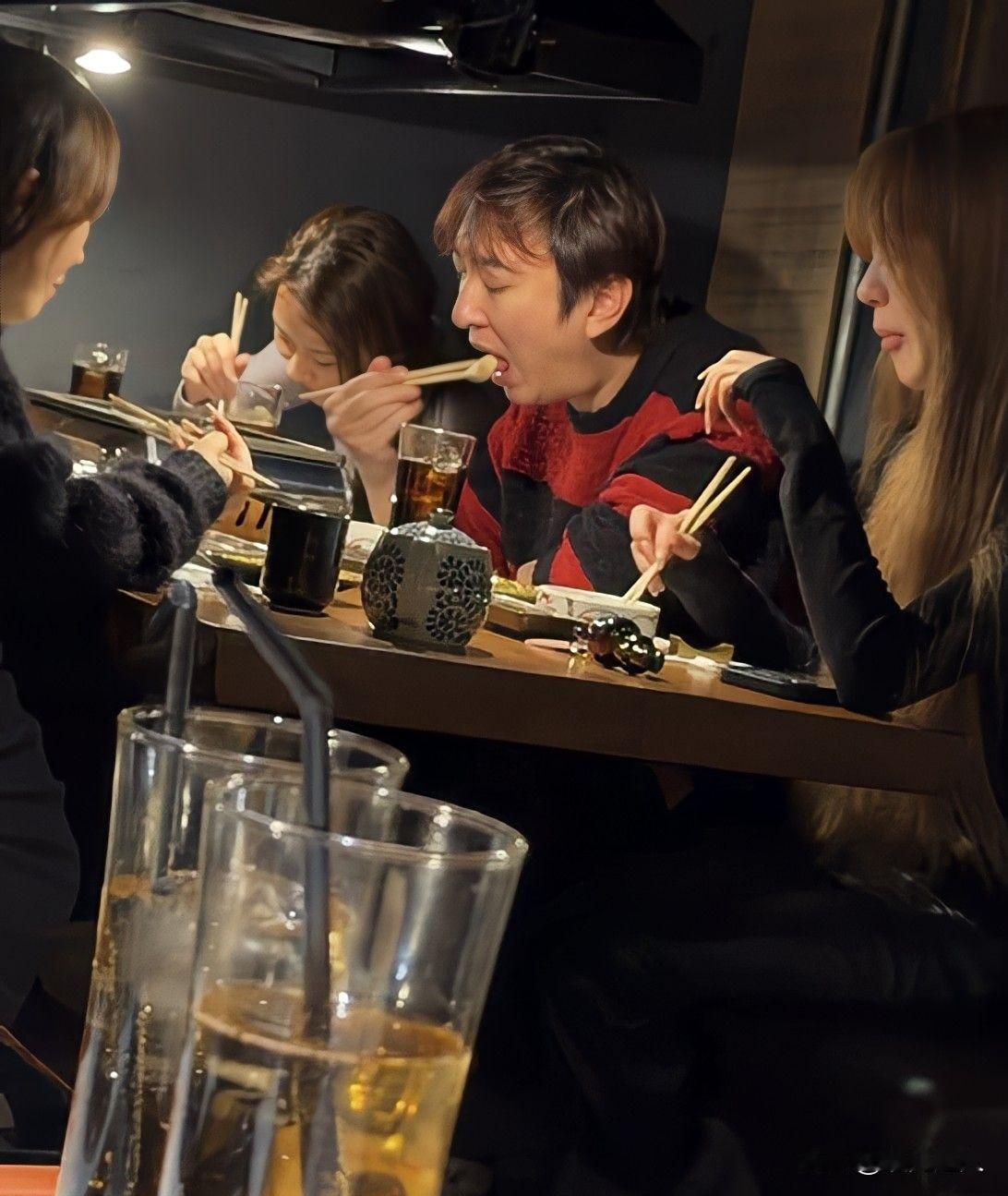 王思聪又带一堆美女吃烤肉啦！现场氛围超嗨，他这状态直接梦回当年汉堡表情包名场面！