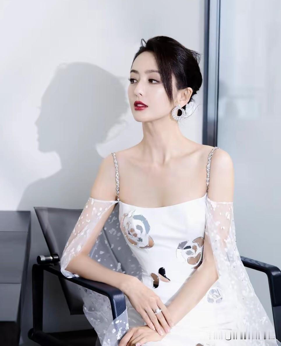 佟丽娅，古装女神，颁奖典礼现场，一袭国风白裙，仙气飘飘性感女神