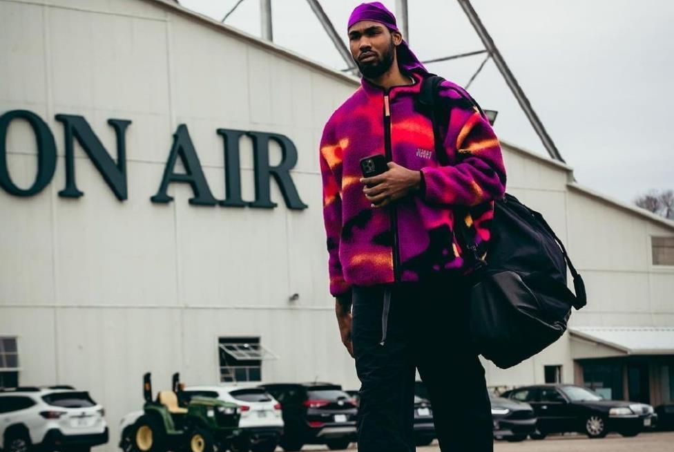 今晚伊森踏上球场，每一步都踩着1.2亿美金。主教练乌度卡把他放在“出战成疑”名