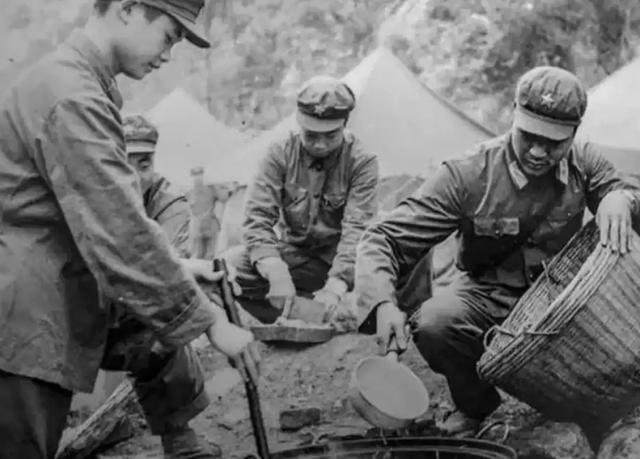 1979年，炊事员陶洪礼给前线送饭，路上，他遇到了一个越军哨所，就对战友说：“绕