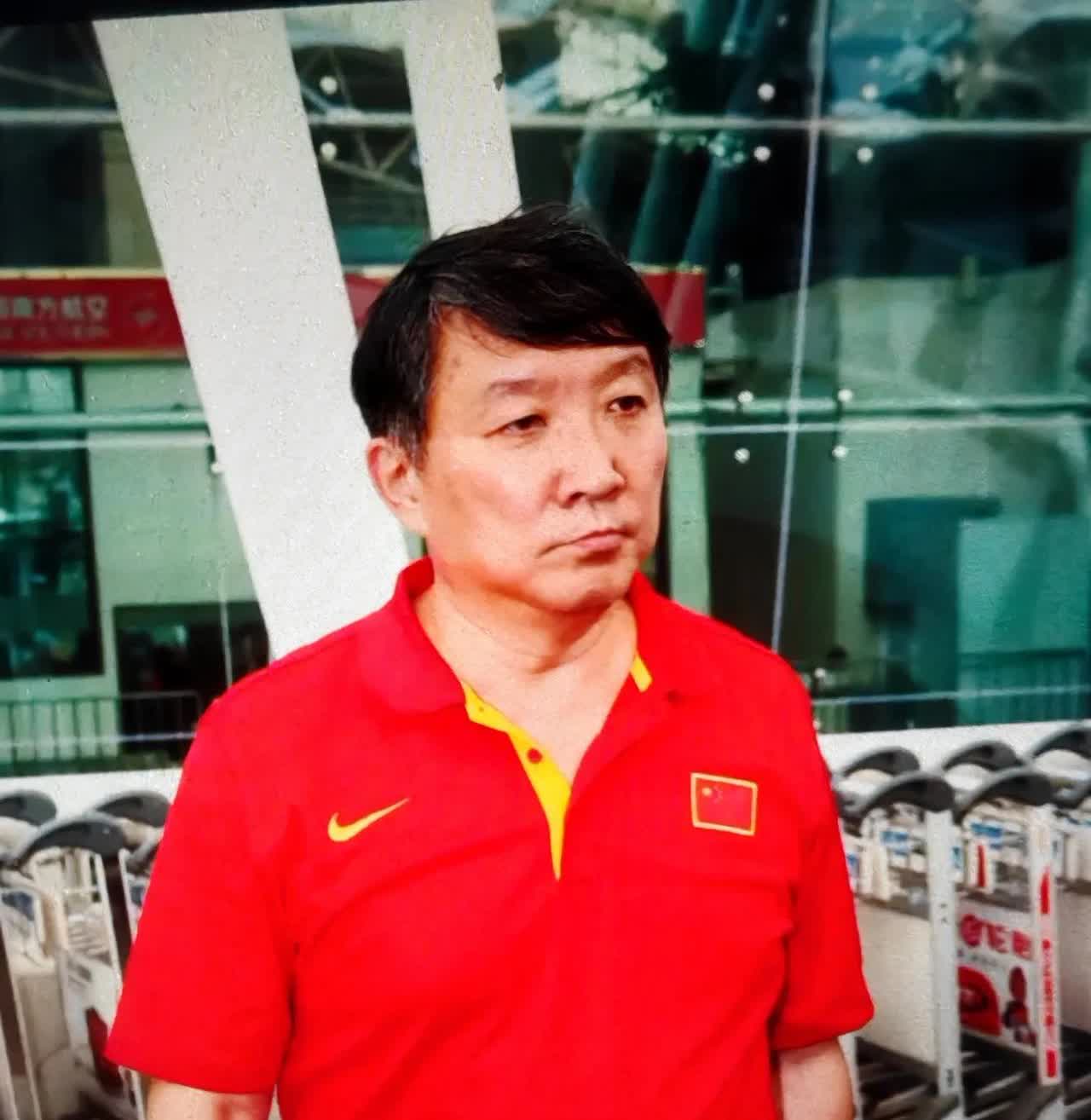 三劝宫鲁鸣：一劝：自动辞职。二劝，自动辞职。三劝宫鲁鸣，如果继续