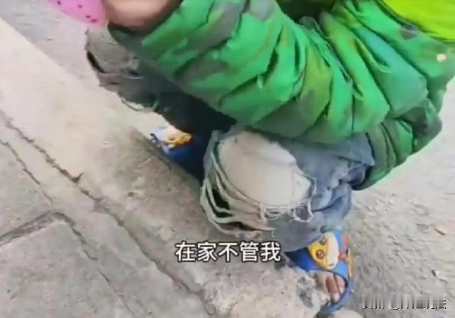 西安，大冬天里，街边一个情景令人动容：一个7岁的女孩，穿着凉拖，趴在街边的垃圾桶