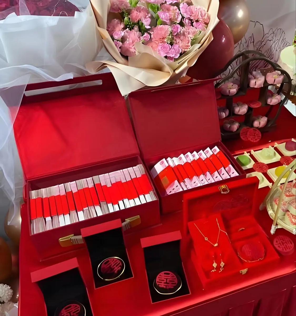 新疆，一对新人领证结婚，男方家倾尽积蓄，拿出15万元现金、玉镯、金首饰和新手机作