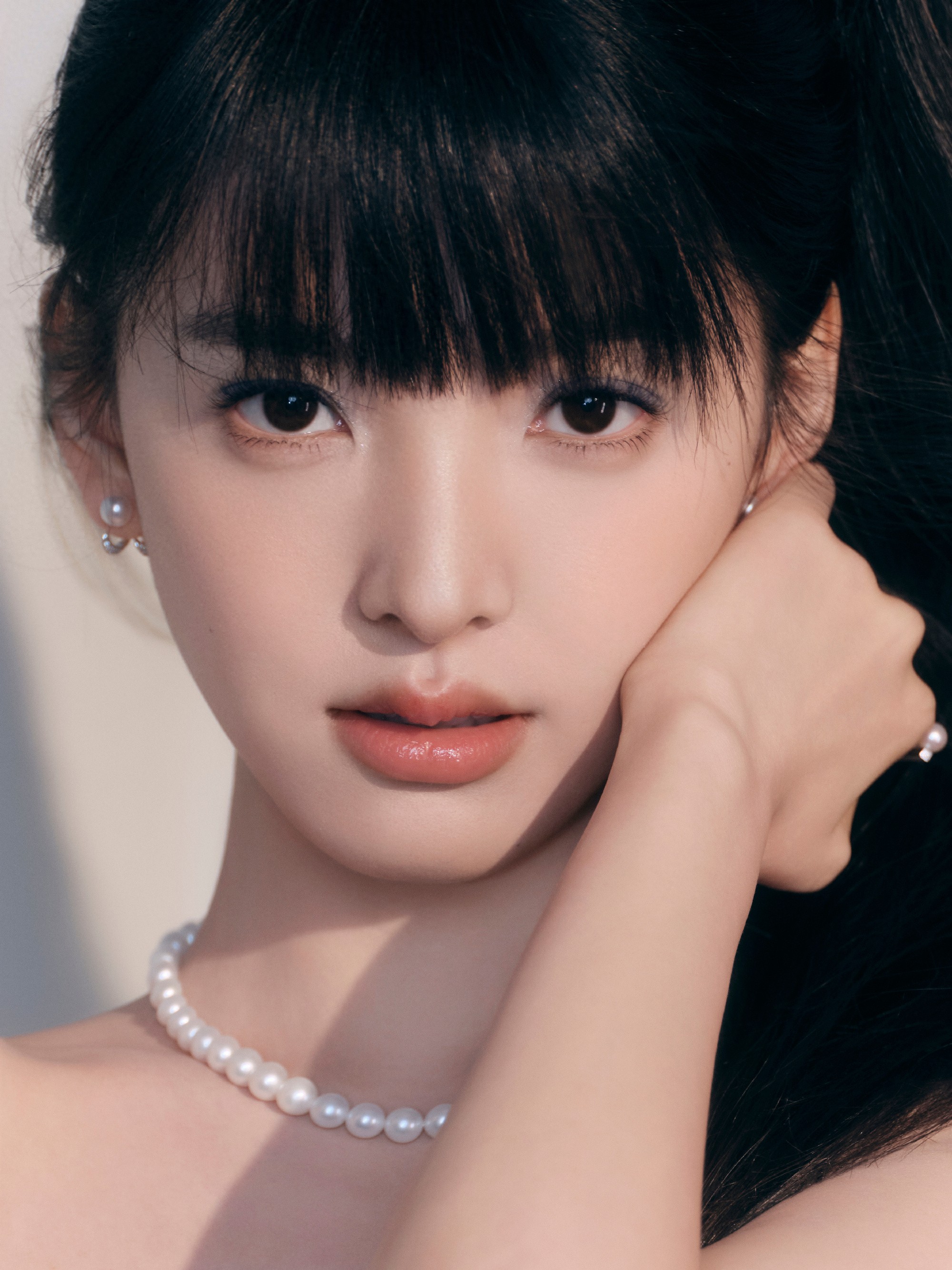 女星章若楠刘海高马尾造型：青春靓丽，活力满满！