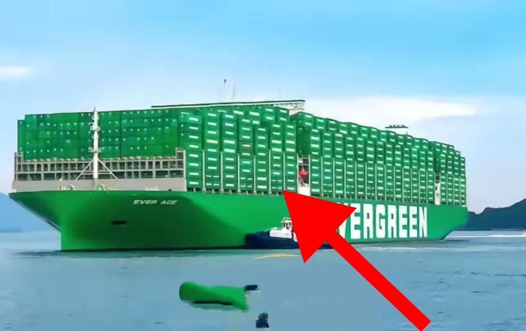 这两天都在盯着长荣那艘船，都在猜会不会直接扣下来？说实话，我看着有点悬。