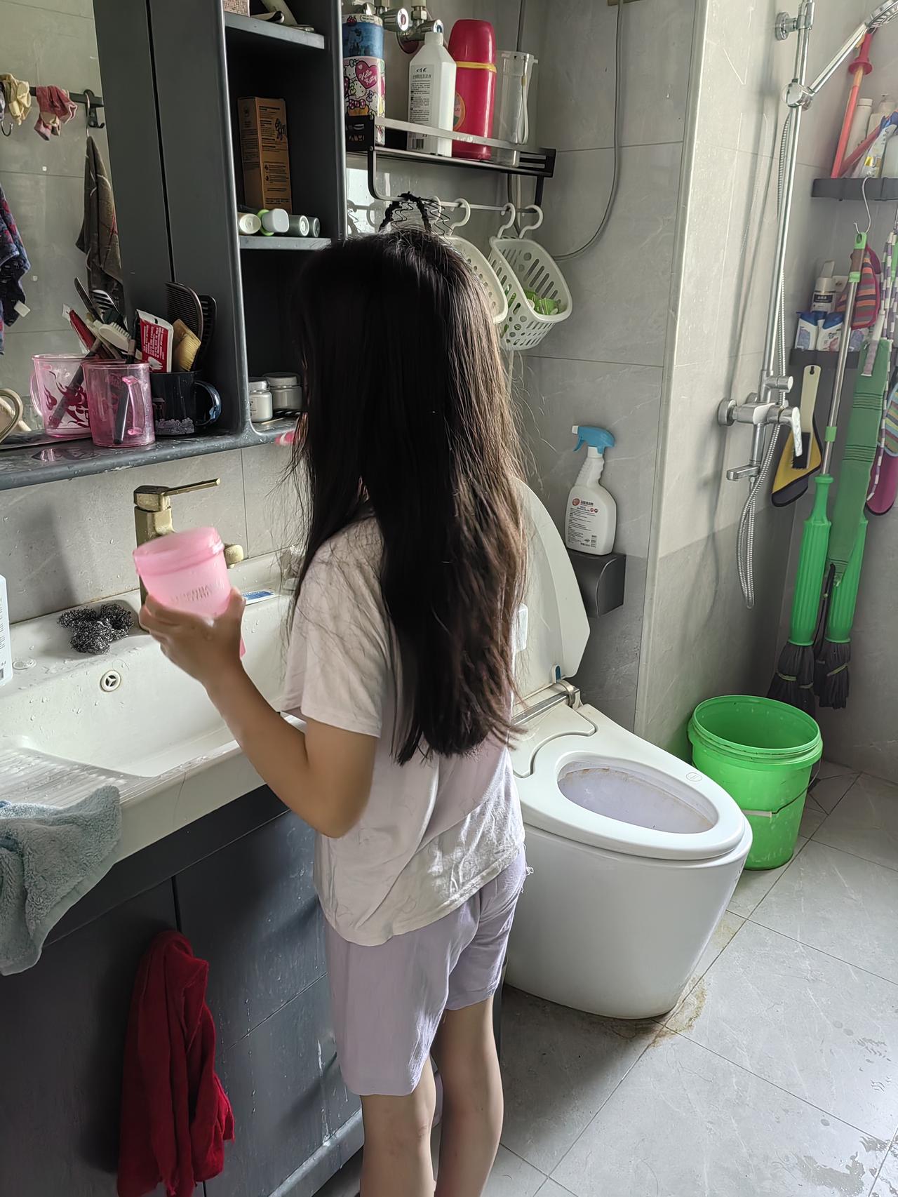 [呲牙笑][呲牙笑][呲牙笑]每天带着俩小美女，读书的写字，玩耍。哈哈，