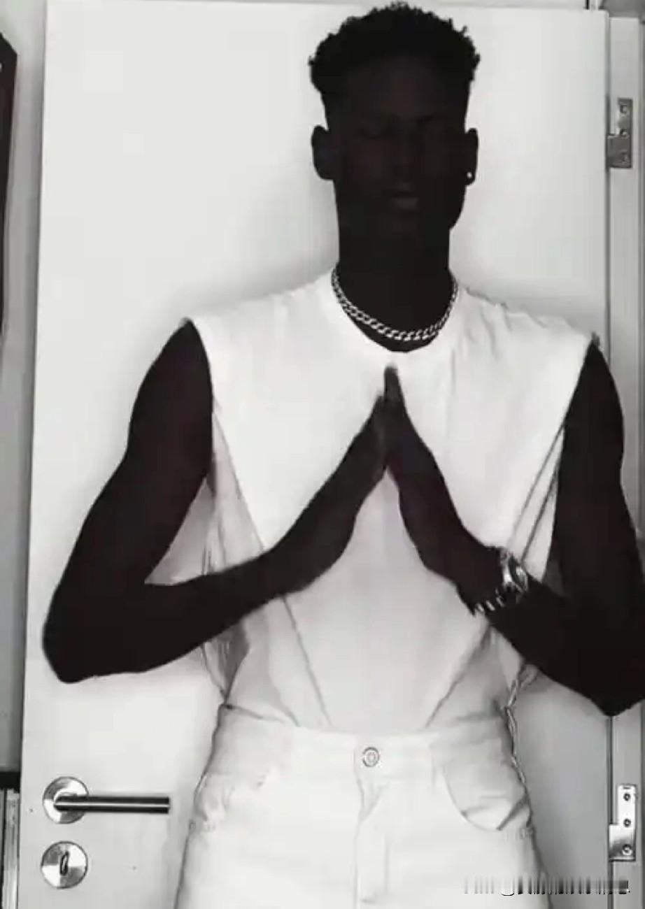 浙江一幼儿园老师在网上发了一个言论，说现在对黑人的恶意和一百年前白人对华人的恶意