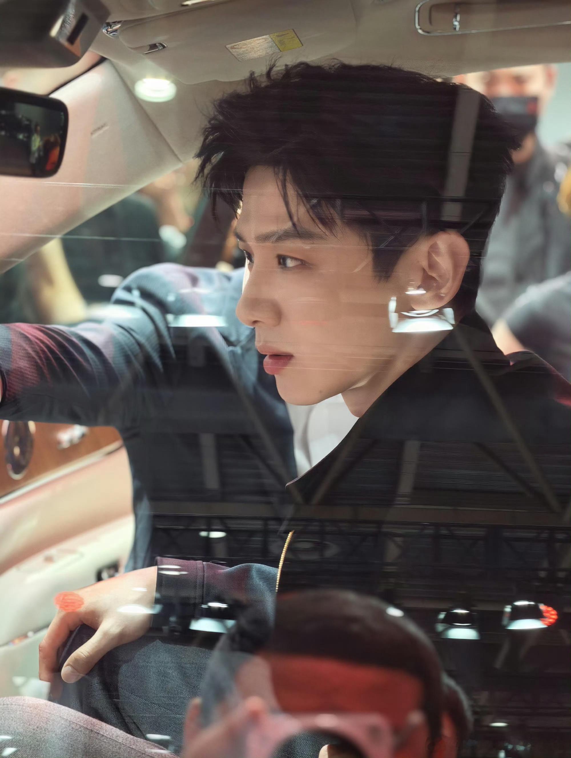 白敬亭一出现就贡献各种神图啊，这真是车窗战神吧！