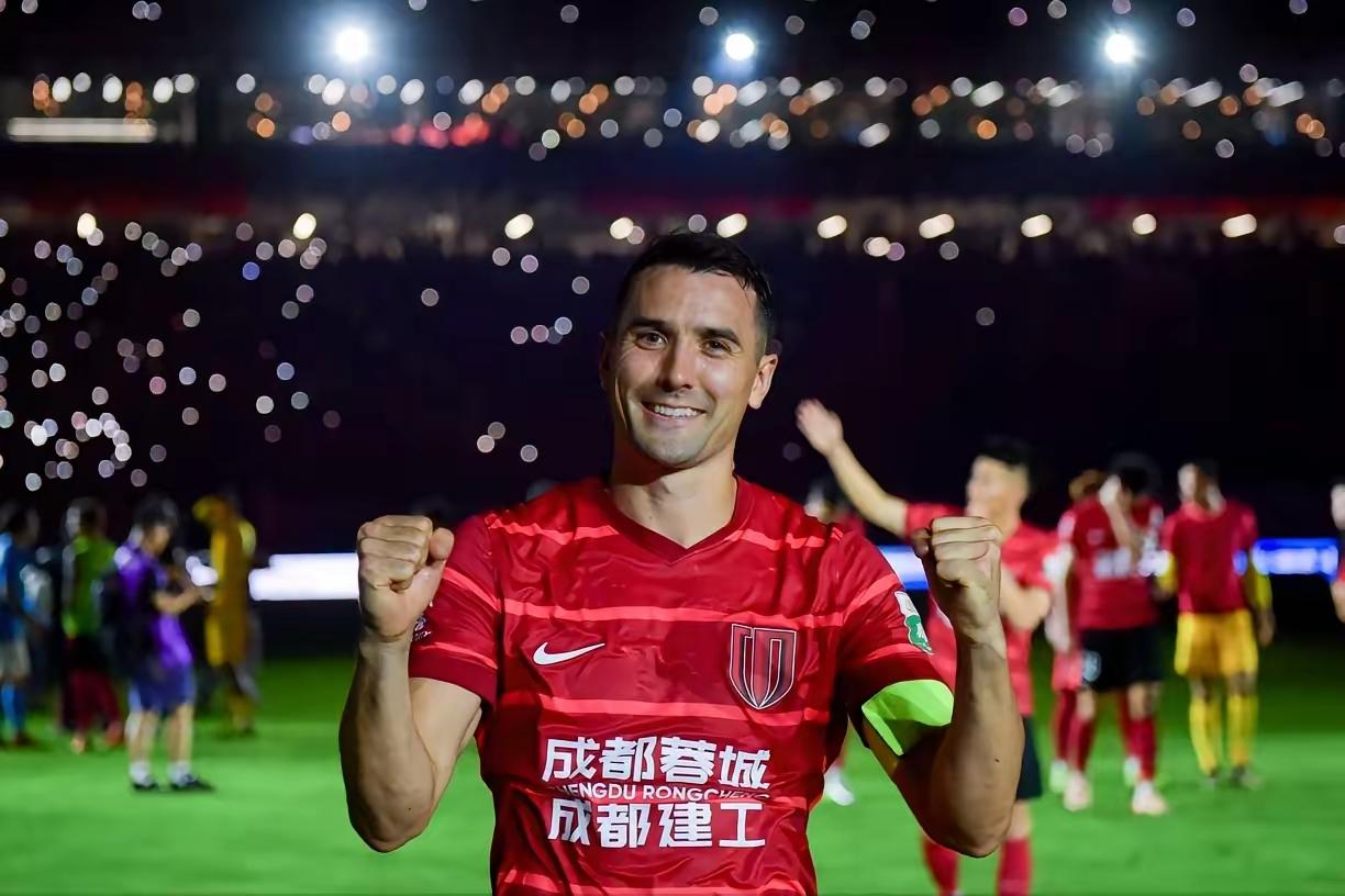 成都蓉城争冠的话需要的因素太多,打到现在已经很不容易,全靠同行衬托,主力球员都带