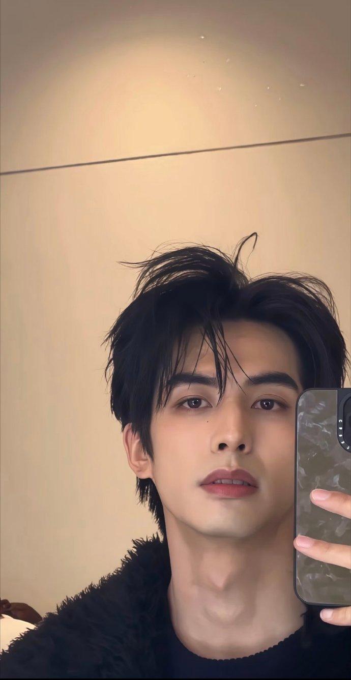 宋威龙宋威龙十年沉淀终迎花开宋威龙手部特写两个人互相拉扯的一段，真的是