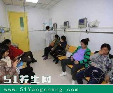 20岁女孩私生活混乱, 孩子出生, 产房的男人们把医生吓坏