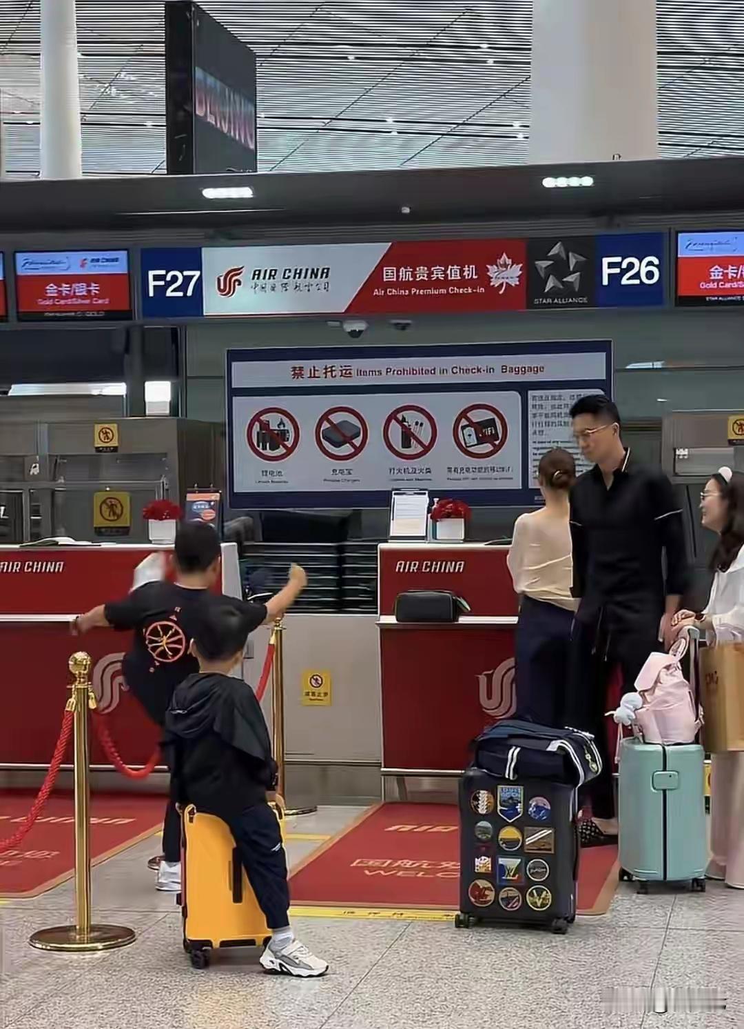 王雷在机场管不住儿子，扭头向李小萌告状，一个眼神彰显家庭地位