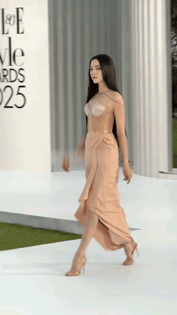 有人能get走红毯穿薄底高跟鞋的魅力吗？相比于周冬雨、关晓彤、张靖仪，感觉娜然的