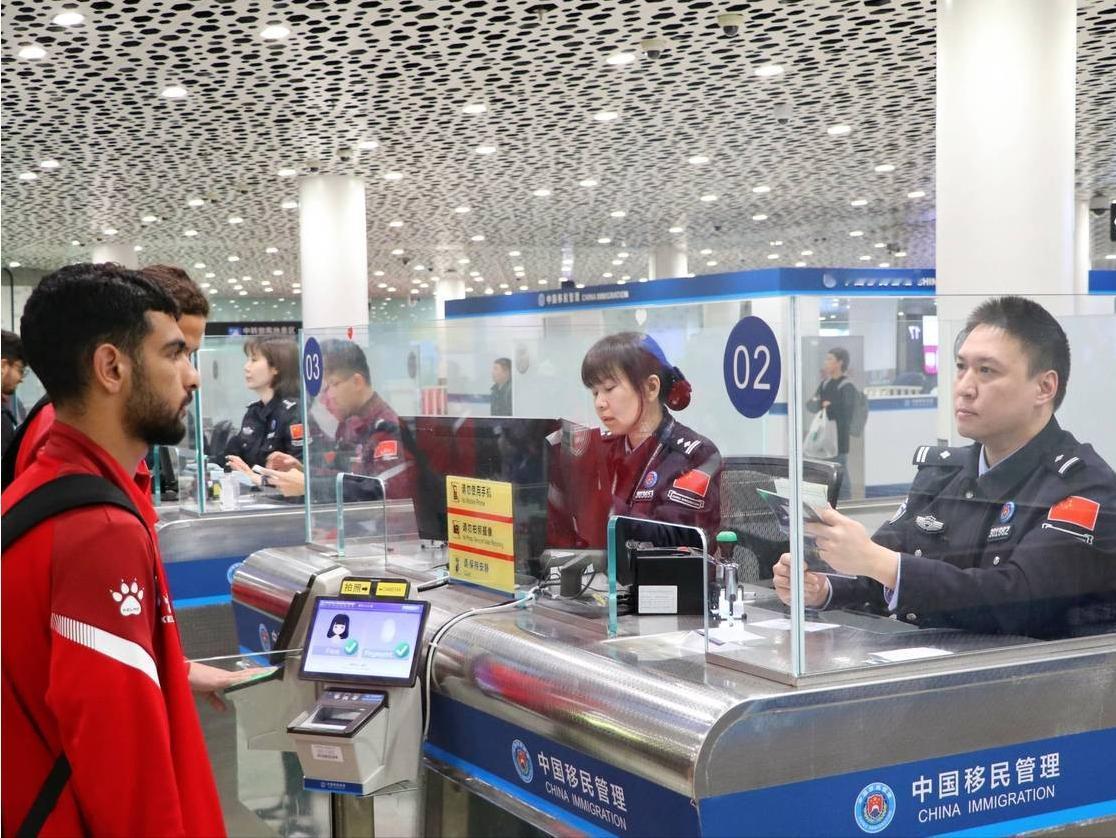 广州白云机场上月查处了一起典型入境异常案例，一名印度籍旅客入境通关时被边检工作人