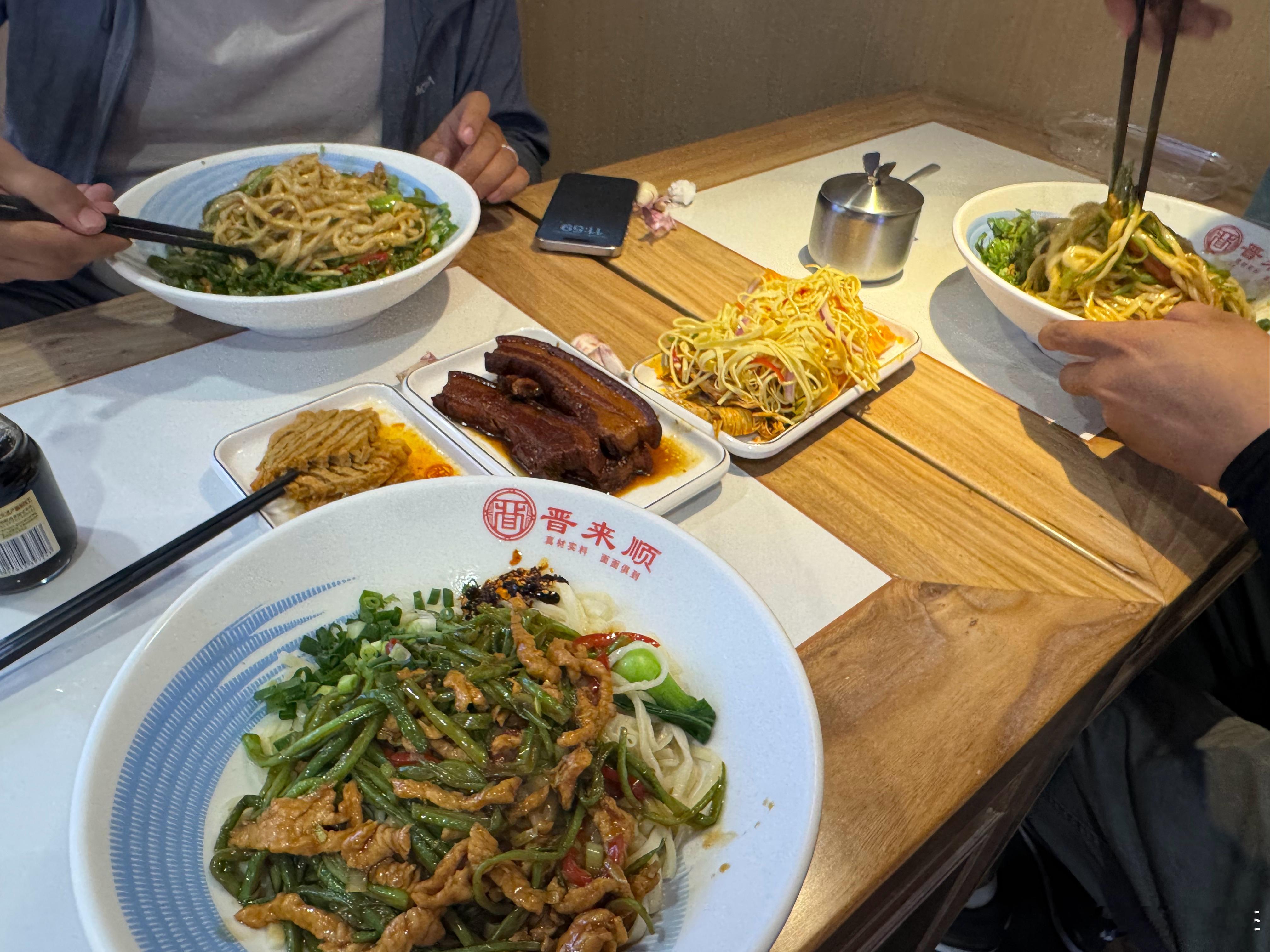 北京路边常见吃面的连锁馆子，叫做晋来顺。那天刷大众点评，发现晋来顺总部（人家叫“