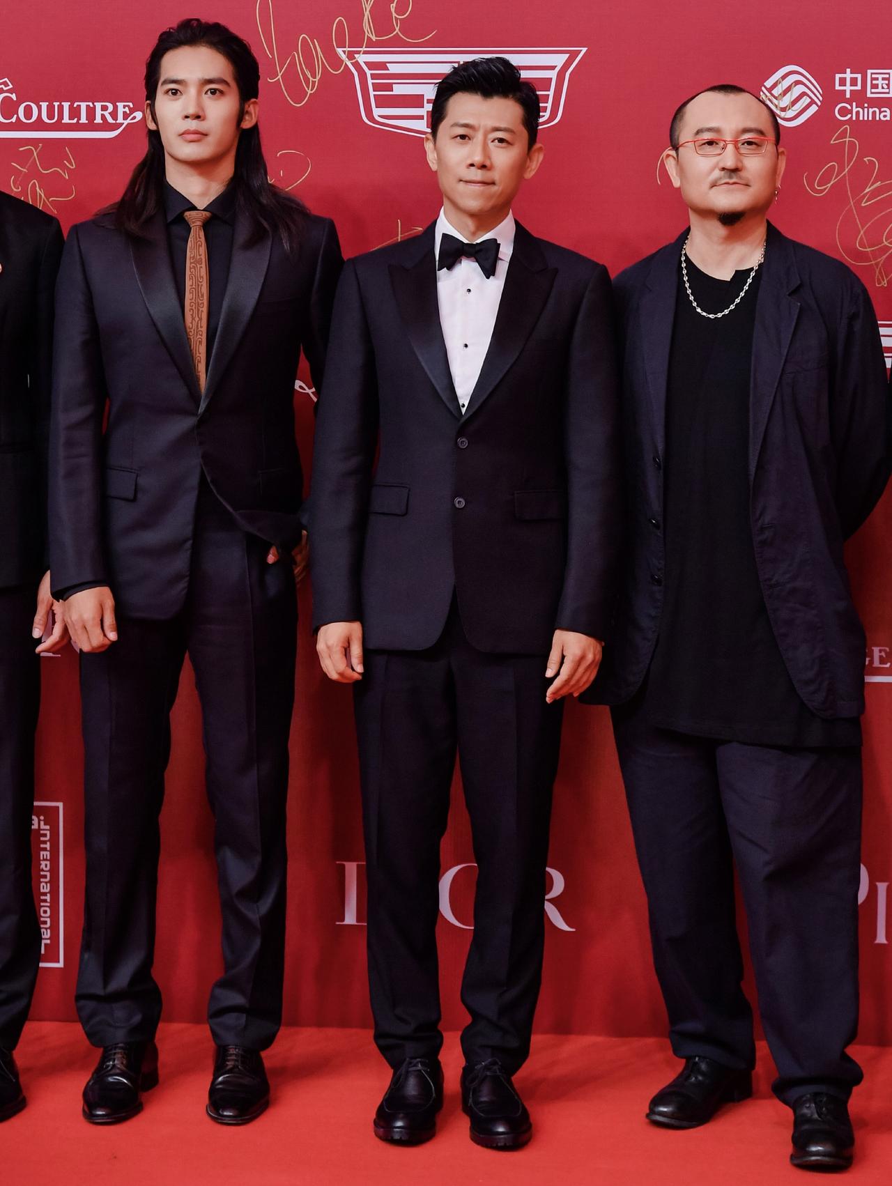 这张3人合照，我只认出了长发垂肩、高大修伟、俊逸出尘的于适，西装笔挺、气质沉稳、