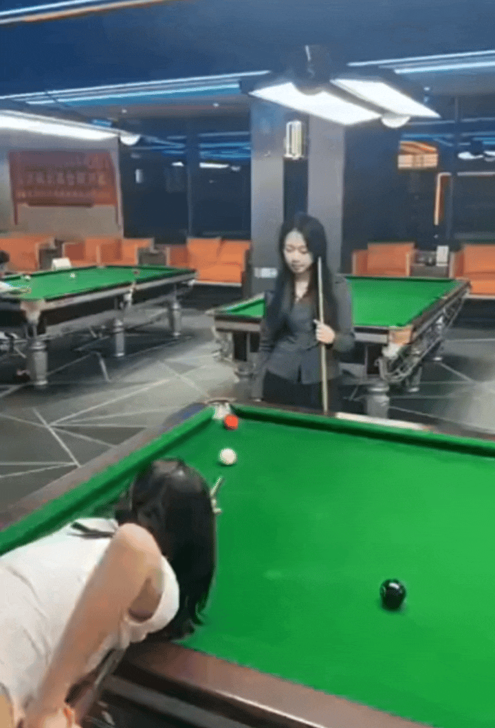 这两位打台球的小姐姐把“卧龙凤雏”诠释的明明白白！