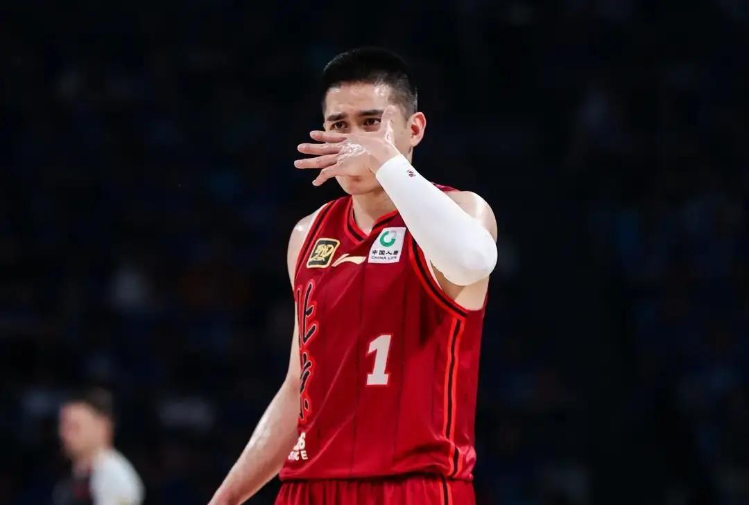 鼻骨裂了，北汽慌了3月12日，陈盈骏被新疆中锋肘到脸，当场鼻血喷了一地。拍